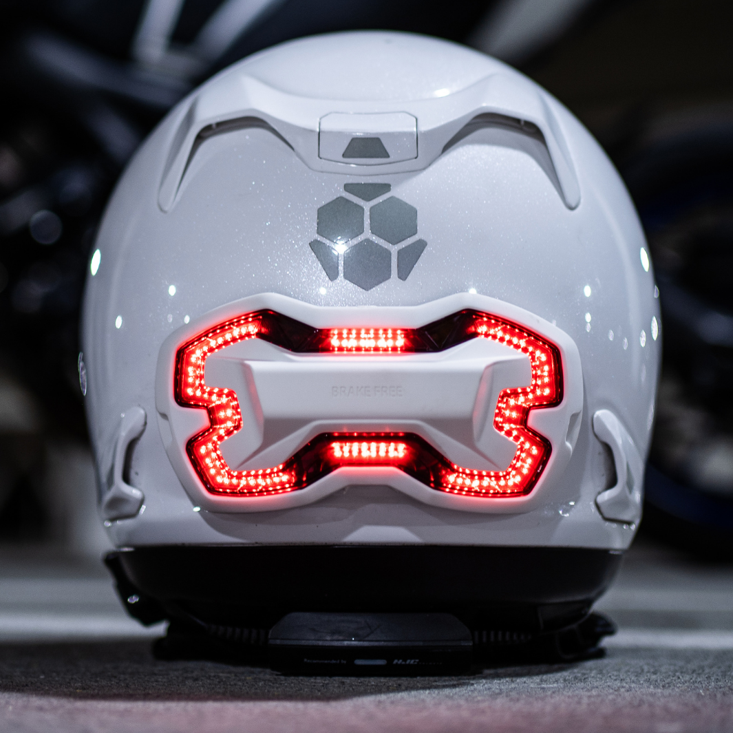 Brake Free 白 - スマートヘルメットブレーキライト | Brake Free 日本