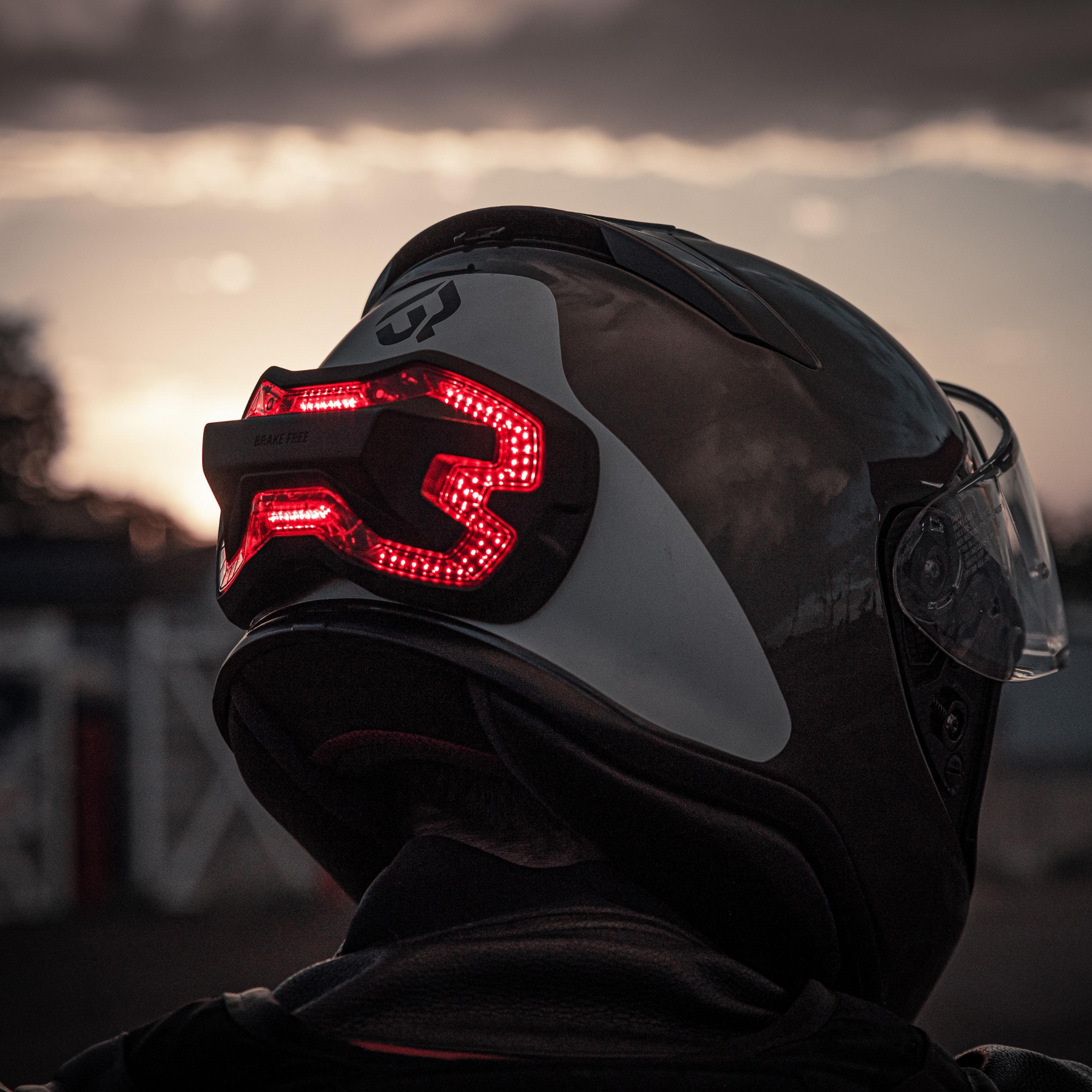 Brake Free 黒 - スマートヘルメットブレーキライト | Brake Free 日本 Brake Free 黒 - スマートヘルメットブレーキライト | Brake Free 日本