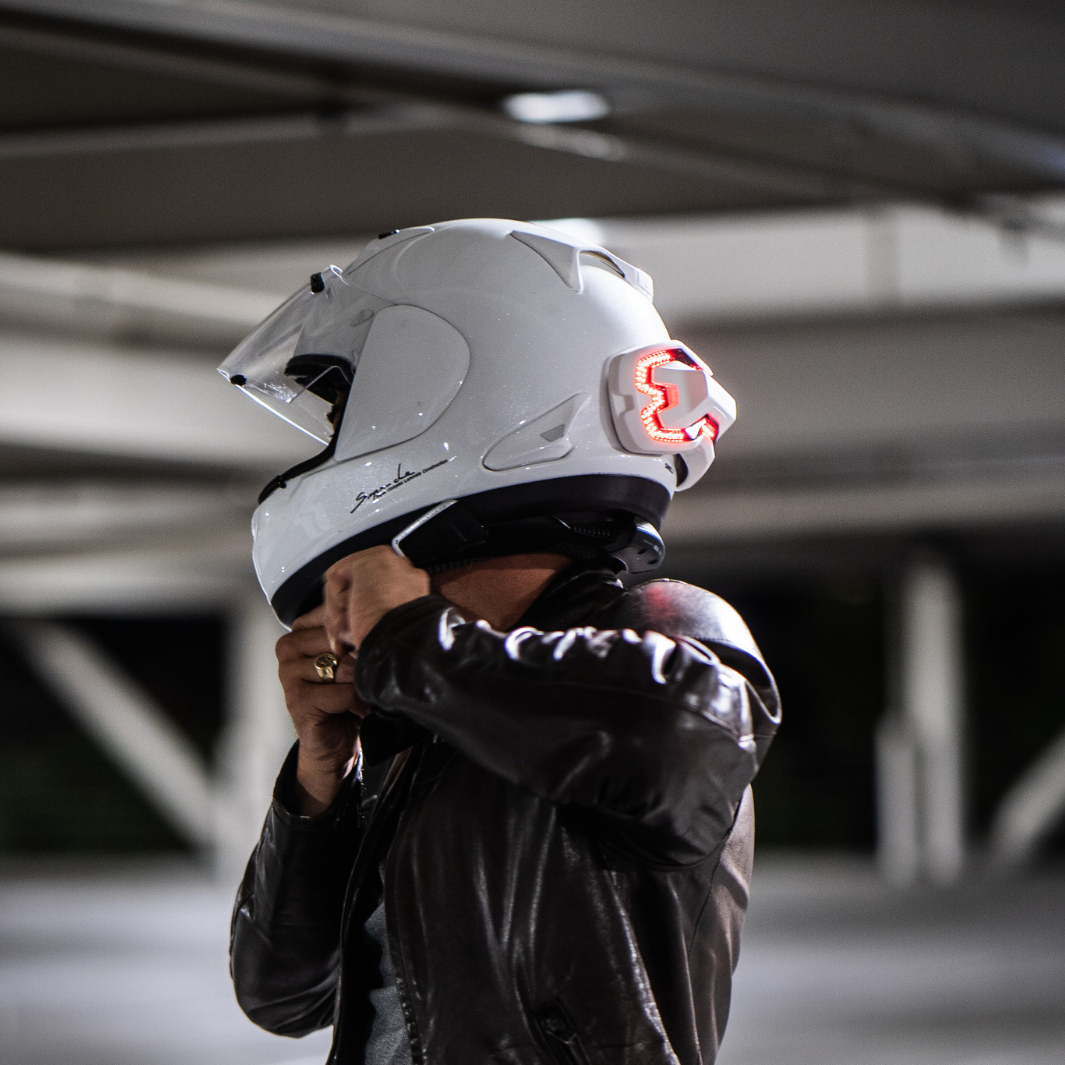 Brake Free 白 - スマートヘルメットブレーキライト | Brake Free 日本 Brake Free 白 - スマートヘルメットブレーキライト | Brake Free 日本